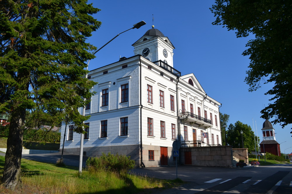 Raatihuone aamulla