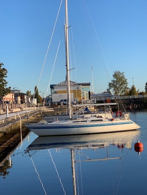segelbåt på sensommaren